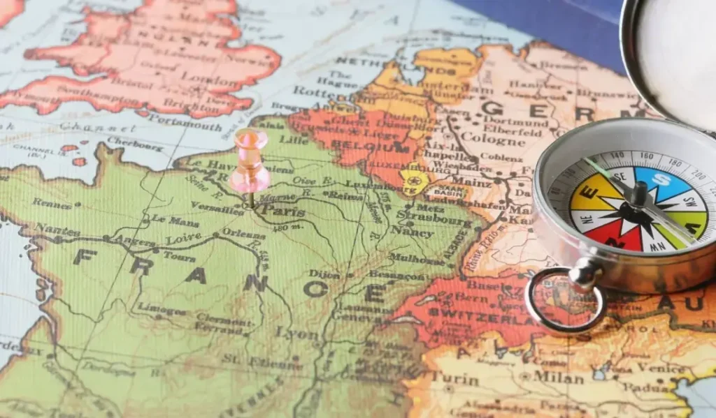 Boussole et carte de France : l’orientation d’un lieu, première étape d’une analyse feng shui »