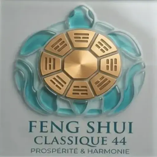 Logo de Feng Shui Classique 44 : une tortue translucide aux teintes turquoise dont la carapace est un Bagua doré à huit trigrammes autour d’un disque central, surmontant le texte « Feng Shui Classique 44, Prospérité & Harmonie »