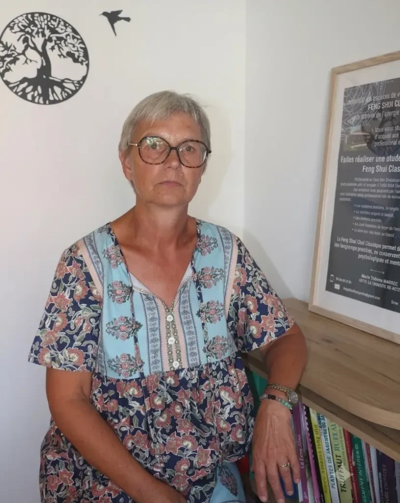 Marie-Thérèse Marrec, praticienne en Feng Shui classique chinois, devant son affiche